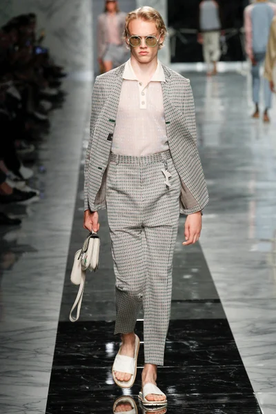 Look 19